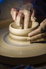 Création de poterie et céramique au tour
