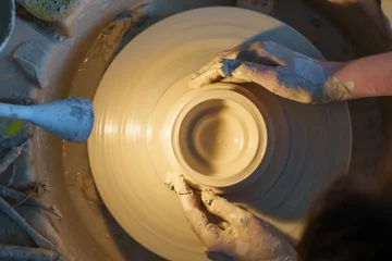 Fotobehang Tournage et façonnage de poterie et céramique à la main © Mathieu LESNIAK
