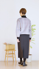 女性秋服冬服のファッションコーディネート全身（縦向き）