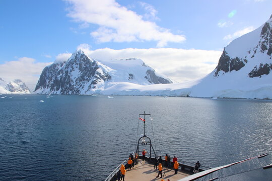 Cruising in the Lemaire Channel, Antarctic Peninsula.