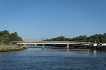 Ponte sobre o rio Adour em Capbreton no Pa&iacute;s Basco, Fran&ccedil;a
