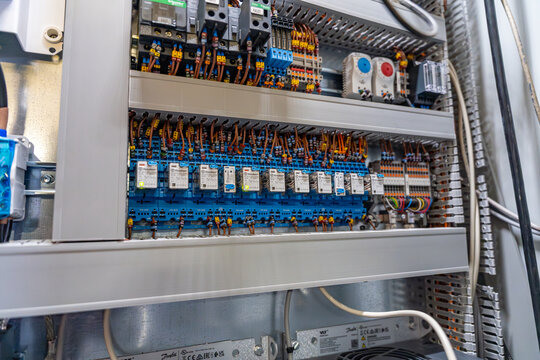 tableau électrique pour maintenance d'un système de pompage d'une piscine