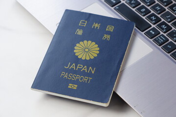 日本のパスポート（一般旅券5年用紺色）を用意して旅行の計画を立てる
