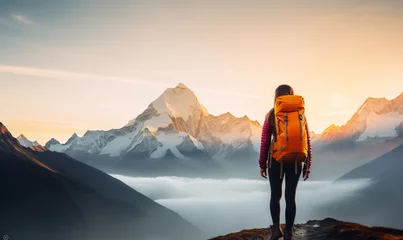 Crédence de cuisine en verre imprimé Himalaya Female hiker traveling, walking alone in Himalayas under sunset