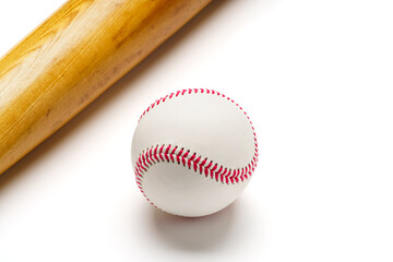 硬式野球ボールと木製バット