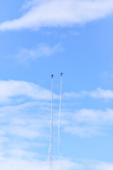 Obraz premium Aerobatic Duos: Skyward Spirals of Precision and Thrill