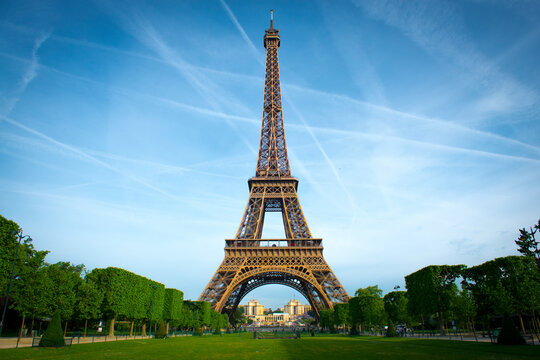 Fototapeta View of the Eiffel Tower in Paris downtown, France.