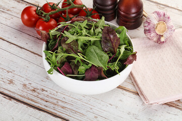 Mix salad in the bowl