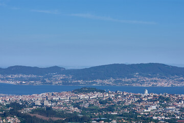 Fototapeta na wymiar Panorámica de la ciudad de Vigo vista desde los montes de Beade 