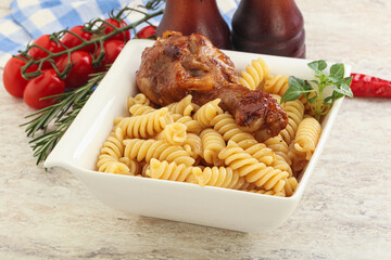 Roasted chicken leg with macaroni