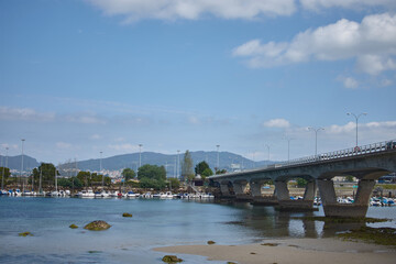 El puente de Bouzas que une la fábrica de Citroén con el puerto de donde salen los barcos cargados de coches