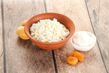 Cottage cheese with apricot and cream