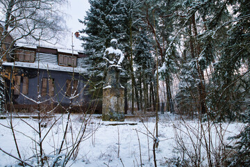 Lenin Statue - Winter - Schnee - Background - Cold - - Verlassener Ort - Urbex / Urbexing - Lost...