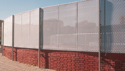 Valla metálica en calle urbana © Darío Peña