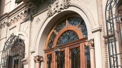 Puerta de madera en arco de piedra de edificio antiguo