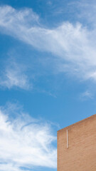 Esquina de edificio de ladrillo y cielo