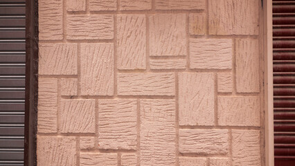 Composición de cuadrados en pared de piedra