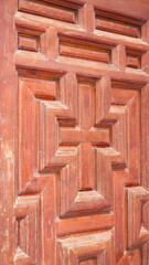 Cruces y cuadrados tallados en madera de puerta antigua