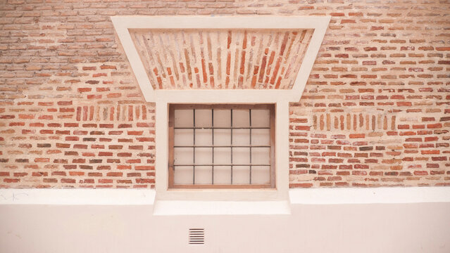 Marco de ventana en pared de ladrillo antigua