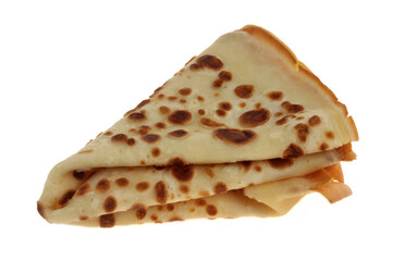 Crêpe pliée en triangle en gros plan sur fond blanc
