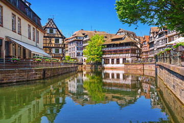 Alsace, France. Traditional half-timbered houses on the canals district La Petite France in Strasbourg in summer. UNESCO World heritage site. - obrazy, fototapety, plakaty