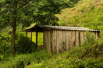 Cabana de madeira no pé da serra. Serra do Japi, Jundiaí, São Paulo, Brasil. 