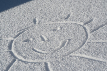 Fototapeta na wymiar lachende Sonne im Schnee