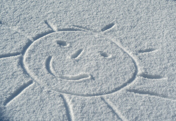 Lachende Sonne im Schnee gezeichnet 