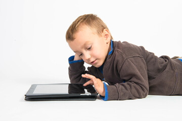 enfant  utilisant une tablette numérique