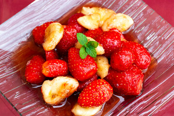 salade de fraises et bananes sucrées