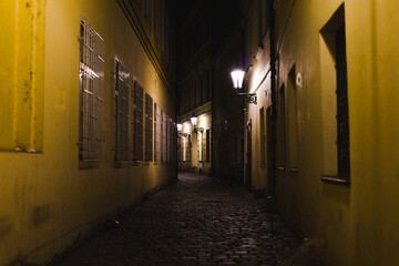 Fototapeta na wymiar empty alley in old town at night