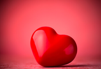 Corazón rojo del día de los enamorados sobre fondo rojo - obrazy, fototapety, plakaty