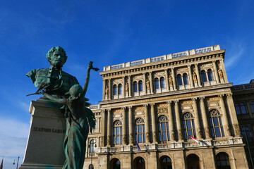 Fototapeta premium Statue von Gábor Szarvas Budapest V., Széchenyi István tér