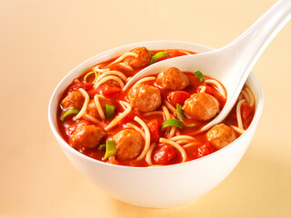 Fleischbällchen Tomate, Eintopf, Fleischbällchen, isoliert, Nudeln, Tomatensauce, Suppenkelle, 