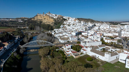 vista aérea del bonito pueblo de Arcos de la Frontera en la provincia de Cádiz, España