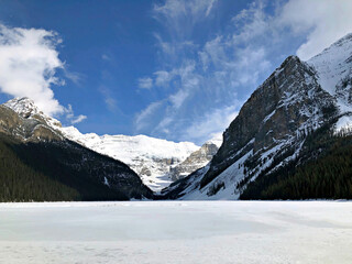 Fototapeta na wymiar Snowy Lake Louise, Banff, Albert, Canada