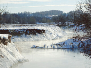 Obraz premium frozen river in winter