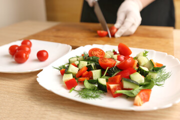 Cut the tomatoes and add them to the vegetable salad. Preparation of vegetable salad