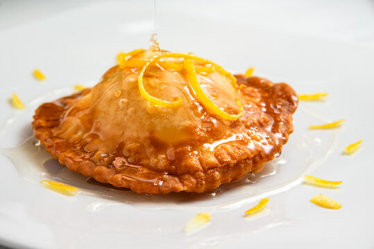 Deliziosa seada con miele, tradizionale dessert prodotto in Sardegna, cibo italiano 