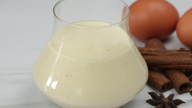 verre de lait de poule, en gros plan, sur une table