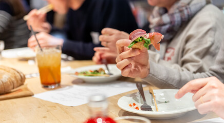 Obraz na płótnie Canvas パーティー,レストランで食事をする人々