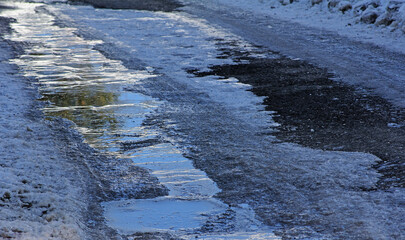 Gefährliches Glatteis auf einer Straße im Winter