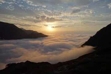 Coucher de soleil sur une mer de nuage depuis le refuge Les Estagnous dans le massif des Pyrénées...