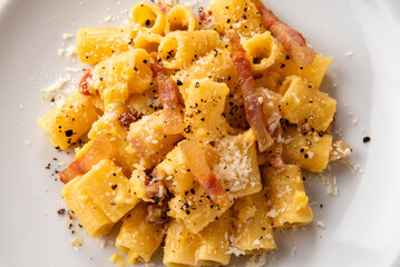 Primo piano di deliziosi maccheroni alla carbonara, tipica  ricetta di pasta italiana con salsa di...