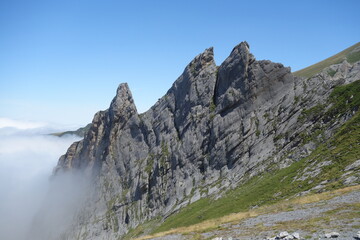 Vue sur l'arrête de la Peine Sarrière depuis la station de Gourette dans les Pyrénées (France)