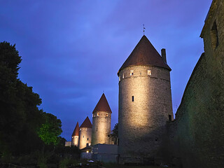 Obraz premium walls and towers of Tallinn at night, Estonia