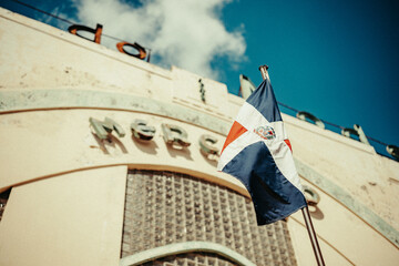 Fachada del Mercado Modelo de la avenida Mella. Santo Domingo, República Dominicana.
