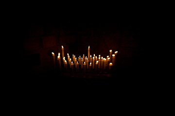 Kerzenlicht im Dunkel