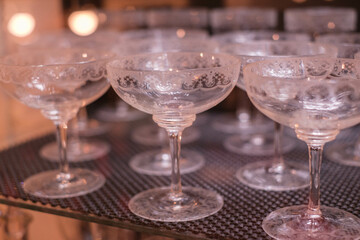 デザイン性に富んだアンテークなワイングラス