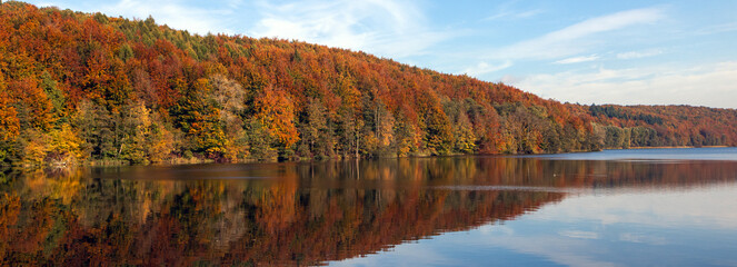 Ukleisee mit Wald in bunten Herbst Farben, Panorama